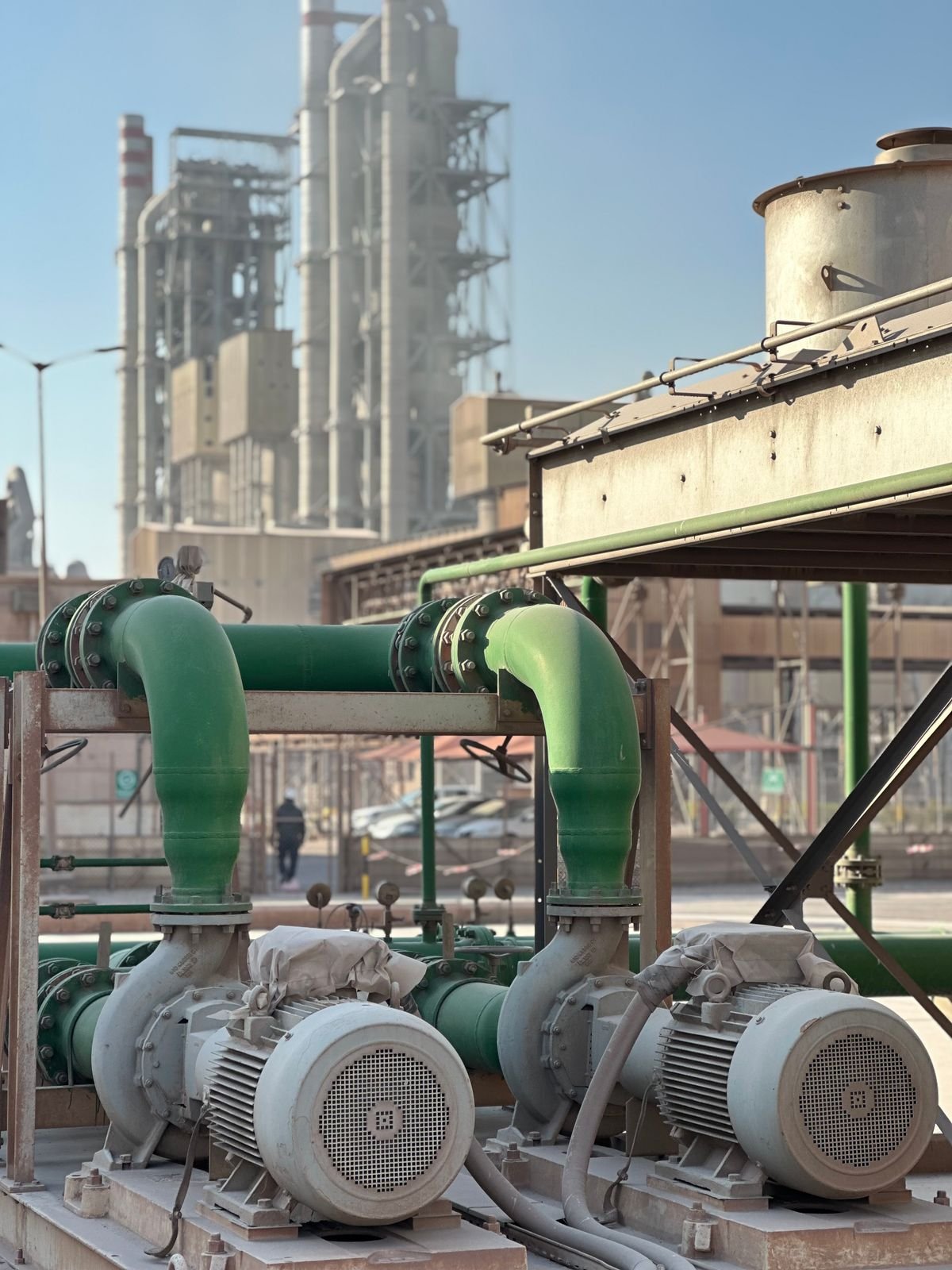 Bombas centrífugas con motores eléctricos y tubería en una planta industrial