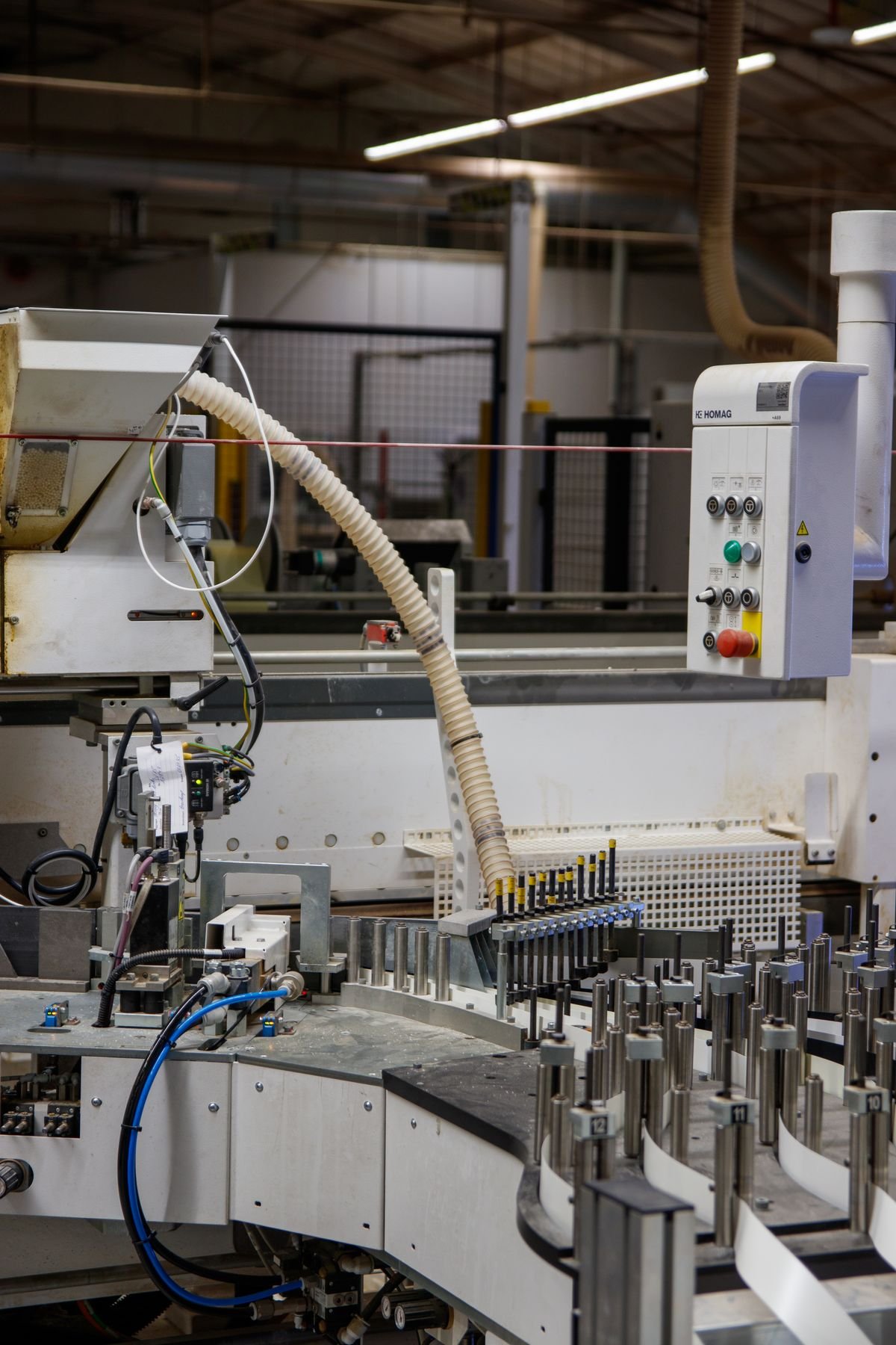 Maquinaria industrial moderna con panel de control en una línea de producción