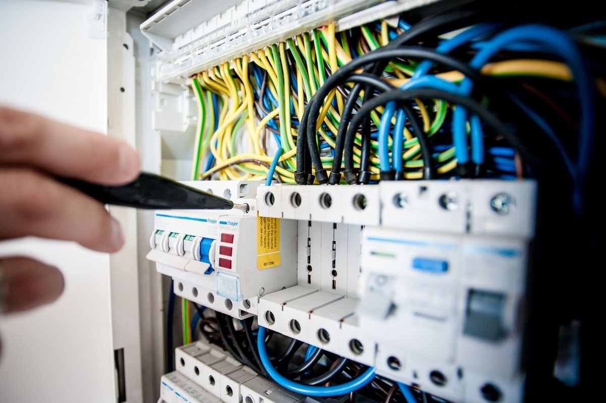 Tablero eléctrico industrial con breakers y protecciones diferenciales